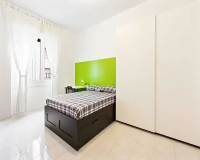 Keuken; keukenapparatuur, houten vloer, natuurlijk licht, moderne stijl