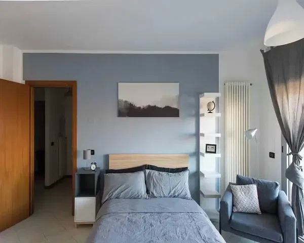 Keuken; keukenapparatuur, houten vloer, natuurlijk licht, moderne stijl