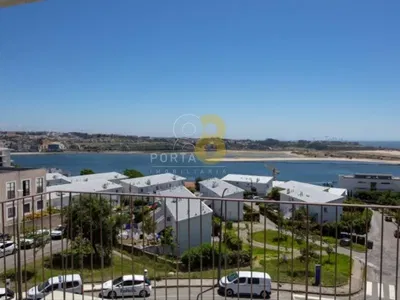 Кухиња; кухињски апарати, дрвени под, природно светло, модерни стил