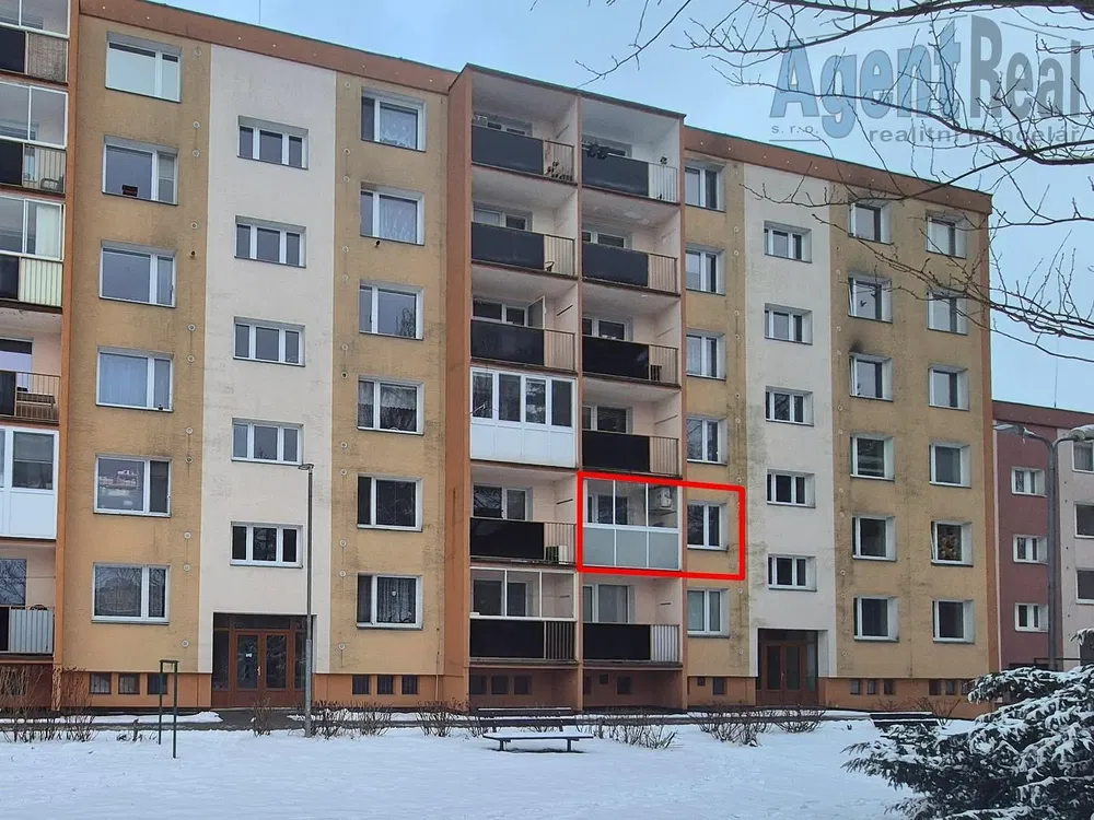 Хол; дървен под, естествена светлина, модерен стил