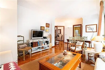 Кухиња; кухињски апарати, дрвени под, природно светло, модерни стил