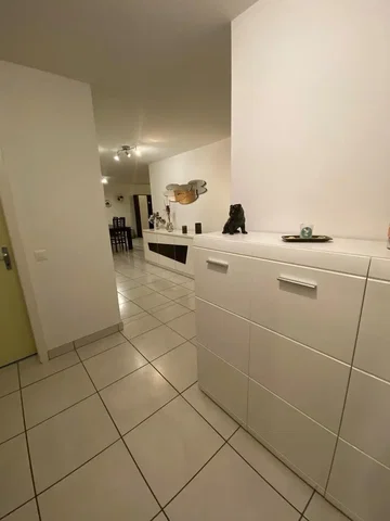 Oturma odası; ahşap zemin, doğal ışık, modern stil