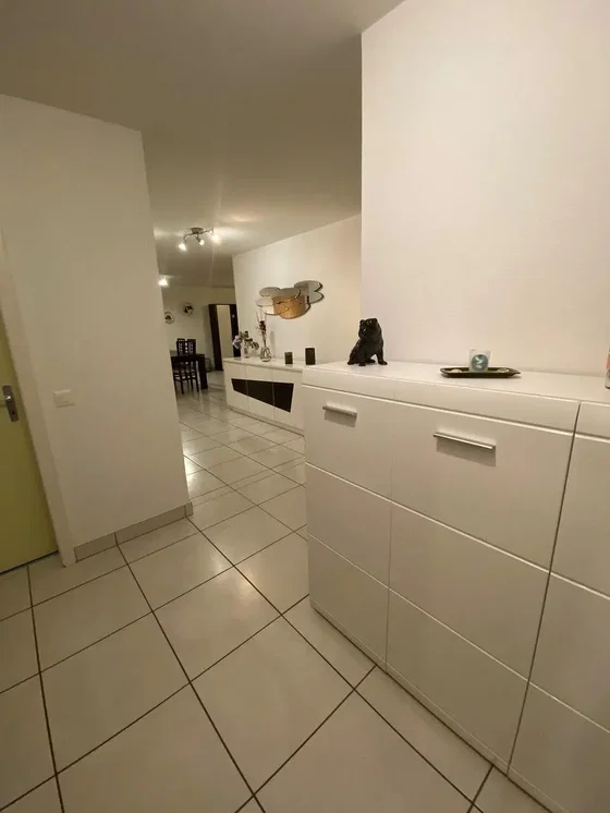 Salon; parquet, lumière naturelle, style moderne