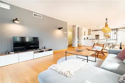 Cucina; elettrodomestici, pavimento in legno, luce naturale, stile moderno