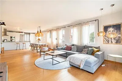 Soggiorno; pavimento in legno, luce naturale, stile moderno