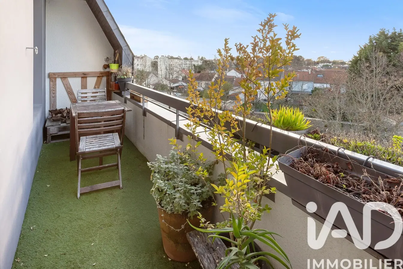 Kuchnia; sprzęt kuchenny, podłoga drewniana, światło dzienne, styl nowoczesny