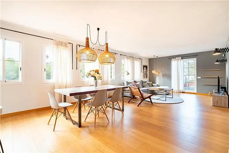 Cucina; elettrodomestici, pavimento in legno, luce naturale, stile moderno