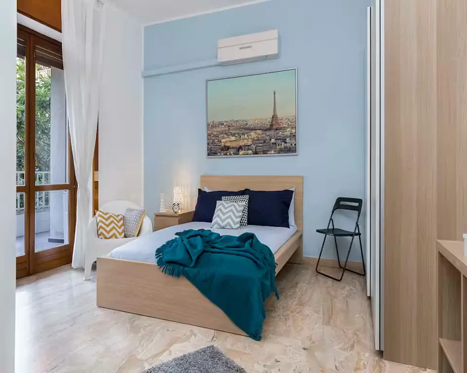 Kuhinja; kućanski aparati, drveni pod, prirodna svjetlost, moderan stil