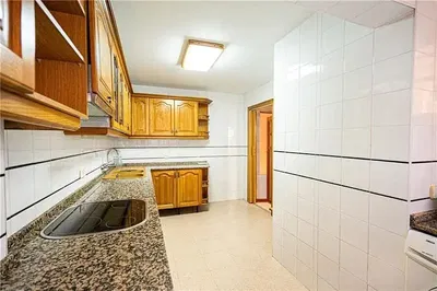 Cucina; elettrodomestici, pavimento in piastrelle, luce naturale, stile moderno