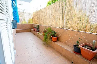 Cucina; elettrodomestici, pavimento in legno, luce naturale, stile moderno