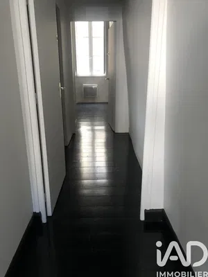 Kuhinja; kućanski aparati, drveni pod, prirodna svjetlost, moderan stil