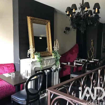 Kuhinja; kućanski aparati, drveni pod, prirodna svjetlost, moderan stil