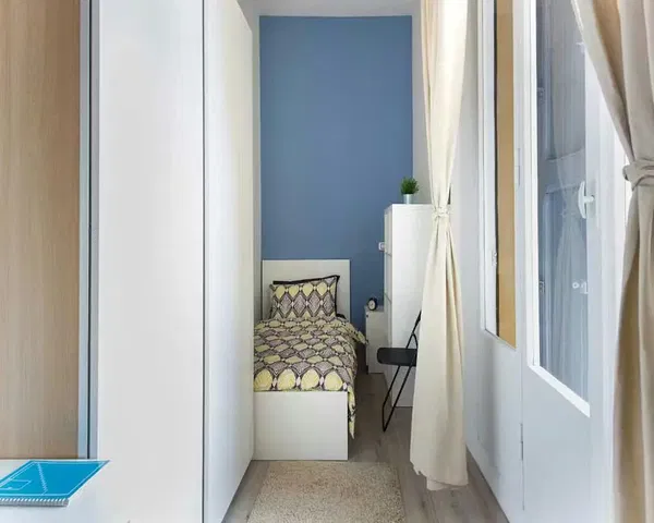 Küche; küchengeräte, holzboden, tageslicht, moderner stil