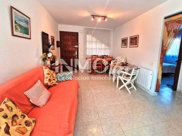 Cucina; elettrodomestici, pavimento in legno, luce naturale, stile moderno