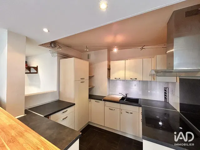 Cuisine; électroménager, parquet, lumière naturelle, style moderne