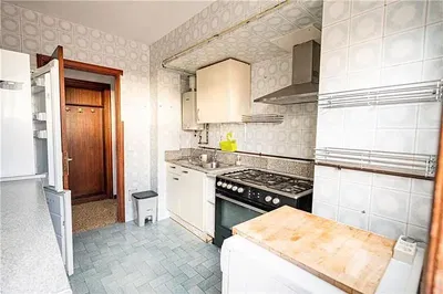 Küche; küchengeräte, fliesenboden, tageslicht, moderner stil