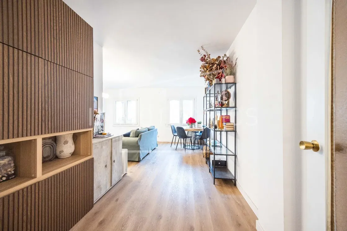 مطبخ; أجهزة المطبخ, أرضية خشبية, ضوء طبيعي, أسلوب عصري