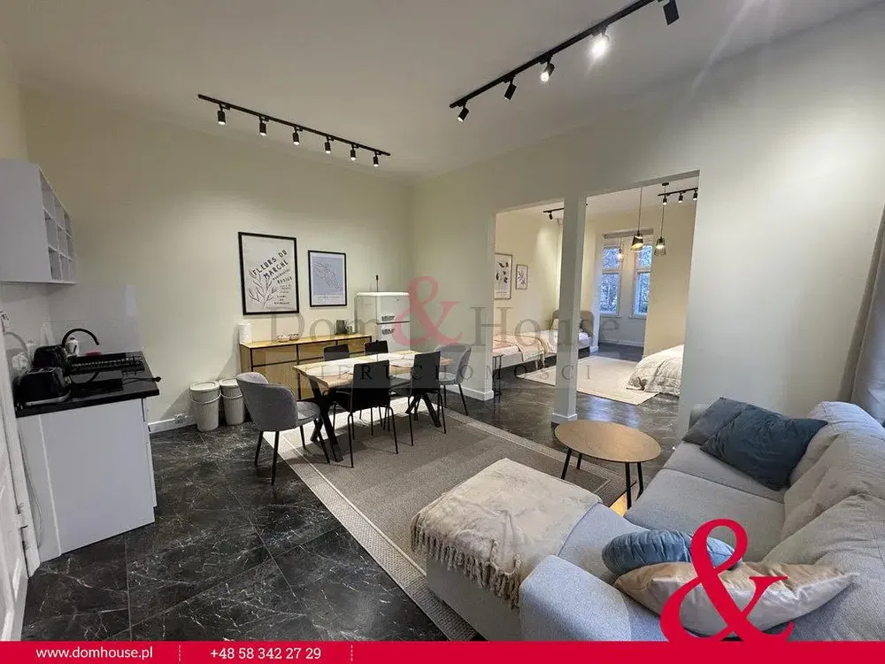 Кухиња; кухињски апарати, дрвени под, природно светло, модерни стил