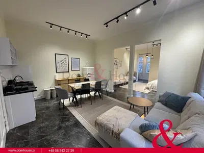 Кухиња; кухињски апарати, дрвени под, природно светло, модерни стил