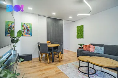 Хол; дървен под, естествена светлина, модерен стил, високи тавани