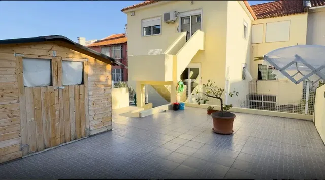 Küche; küchengeräte, holzboden, tageslicht, moderner stil