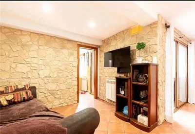 Mutfak; mutfak aletleri, ahşap zemin, doğal ışık, modern stil