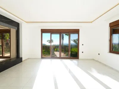 Kuchyňa; kuchynské spotrebiče, drevená podlaha, prirodzené svetlo, moderný štýl