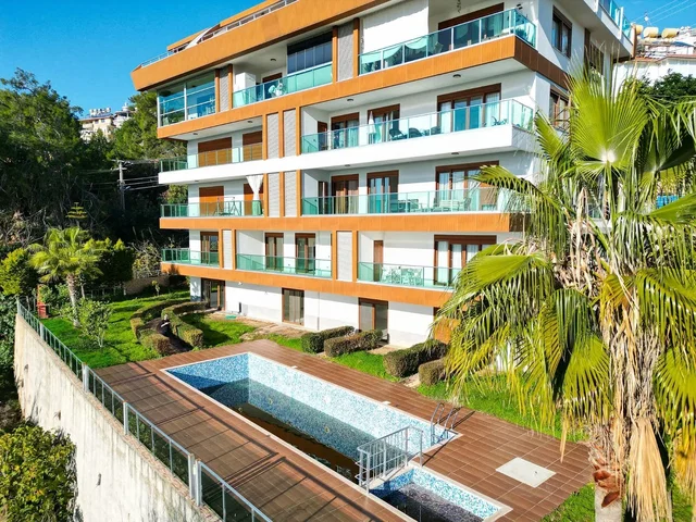 Kuchyňa; kuchynské spotrebiče, drevená podlaha, prirodzené svetlo, moderný štýl