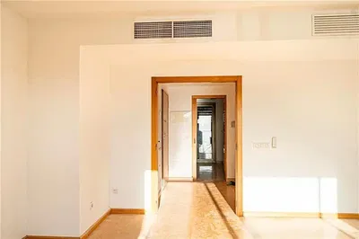 Cucina; elettrodomestici, pavimento in legno, luce naturale, stile moderno