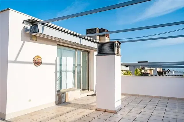 Cucina; elettrodomestici, pavimento in legno, luce naturale, stile moderno