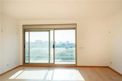 Cucina; elettrodomestici, pavimento in legno, luce naturale, stile moderno