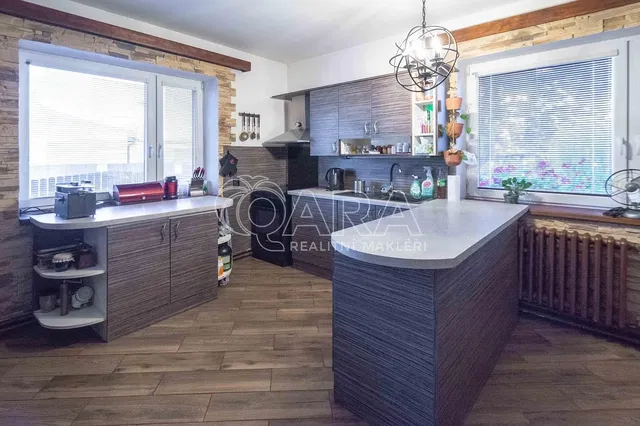 Wohnzimmer; holzboden, tageslicht, moderner stil