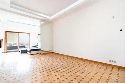 Kuhinja; kućanski aparati, drveni pod, prirodna svjetlost, moderan stil