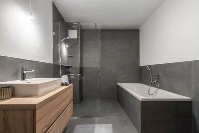 Кухня; кухненски уреди, дървен под, естествена светлина, модерен стил