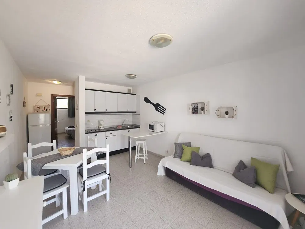 Kuhinja; kućanski aparati, drveni pod, prirodna svjetlost, moderan stil