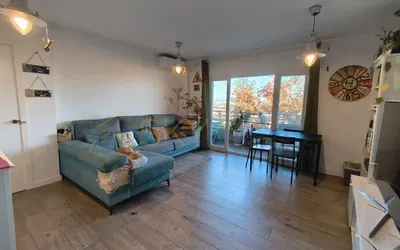 Cucina; elettrodomestici, pavimento in legno, luce naturale, stile moderno