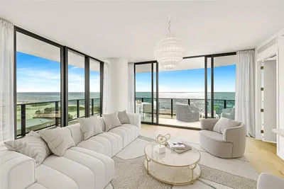 Κουζίνα; συσκευές κουζίνας, ξύλινο πάτωμα, φυσικό φως, μοντέρνο στυλ