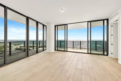 Sala de estar; chão de madeira, luz natural, estilo moderno