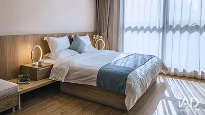 Kuchyně; kuchyňské spotřebiče, dřevěná podlaha, přirozené světlo, moderní styl