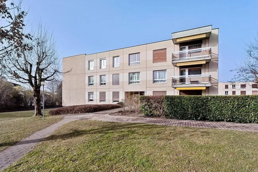 Cozinha; eletrodomésticos, chão de madeira, luz natural, estilo moderno