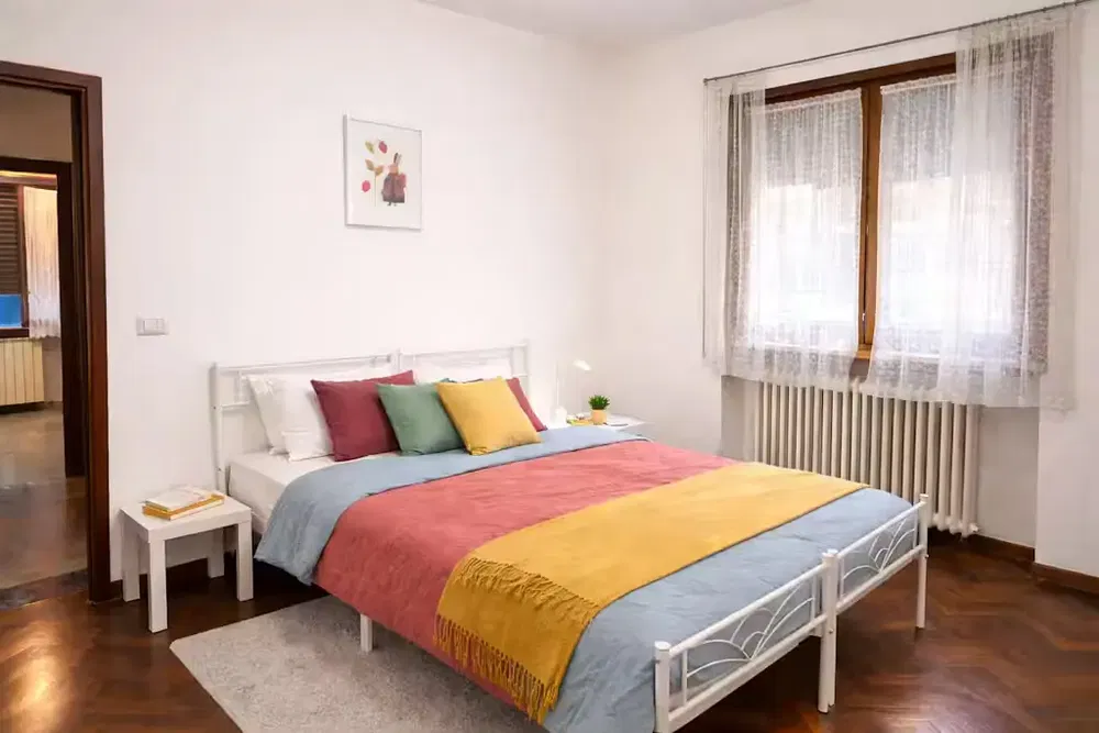 Kuchyně; kuchyňské spotřebiče, dřevěná podlaha, přirozené světlo, moderní styl