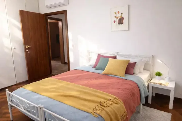 Küche; küchengeräte, holzboden, tageslicht, moderner stil