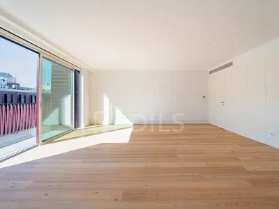 Cozinha; eletrodomésticos, chão de madeira, luz natural, estilo moderno