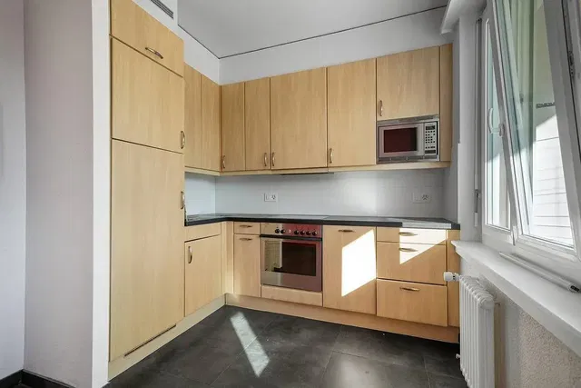 Хол; дървен под, естествена светлина, модерен стил