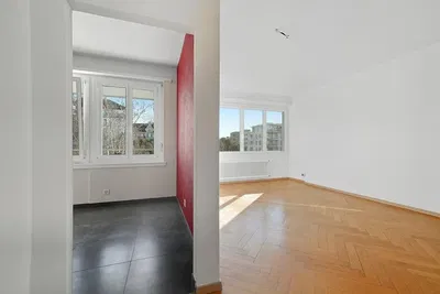 Sala de estar; chão de madeira, luz natural, estilo moderno