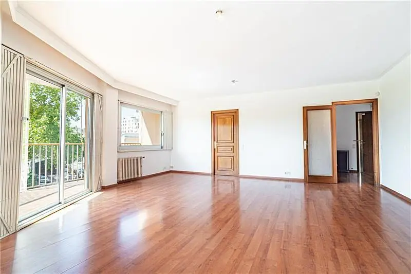 Oturma odası; ahşap zemin, doğal ışık, modern stil