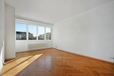 Cozinha; eletrodomésticos, chão de madeira, luz natural, estilo moderno