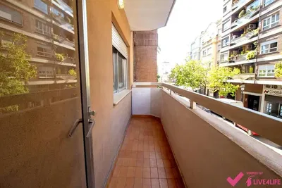 Cucina; elettrodomestici, pavimento in legno, luce naturale, stile moderno