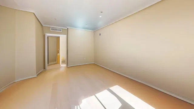 Küche; küchengeräte, holzboden, tageslicht, moderner stil