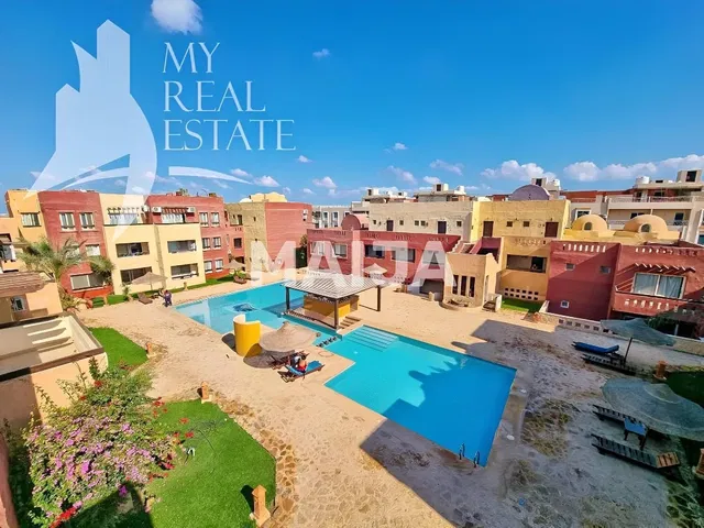 Kuchyně; kuchyňské spotřebiče, dřevěná podlaha, přirozené světlo, moderní styl